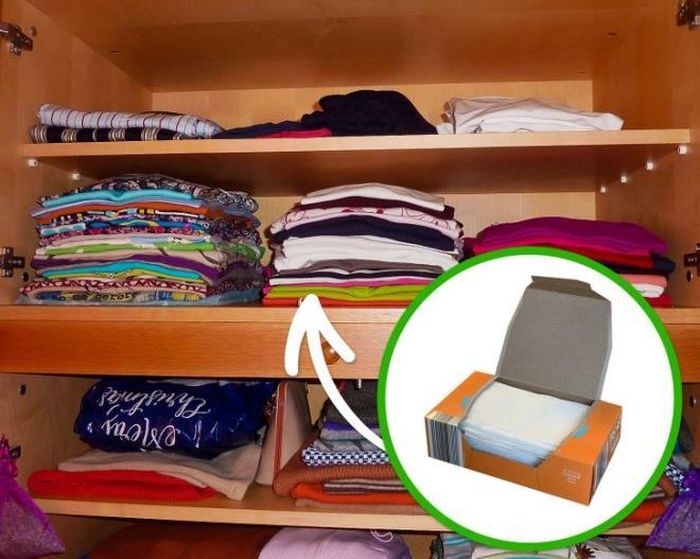 Ngay cả khăn giấy cũng có thể hữu ích trong việc loại bỏ mùi hôi. Đặt chúng lên trên kệ tủ quần áo hoặc đơn giản là bỏ giấy vào túi áo khoác của bạn. Bạn cũng có thể đặt giấy giữa quần áo sẽ mặc vào mùa sau (như quần áo mùa đông). Khi lấy quần áo ra sử dụng lần sau, bạn sẽ tận hưởng được mùi dễ chịu.