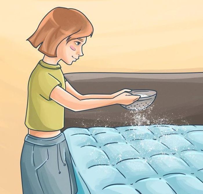 Để đệm thơm tho, bạn chỉ cần rắc một ít baking soda lên trên và để trong khoảng 30 phút. Sau đó, dùng máy hút bụi để làm sạch. Nếu muốn tăng thêm hương thơm cho đệm, trước khi rắc baking soda, bạn có thể trộn chúng với tinh dầu tùy thích.