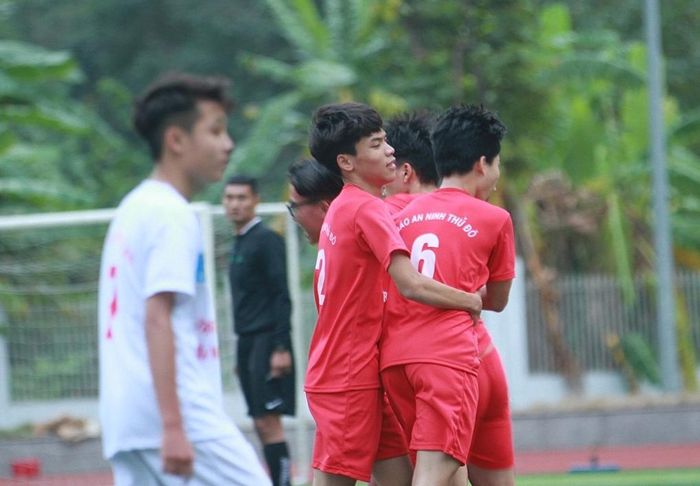 Màn ra quân thành công của các cầu thủ THPT Việt Đức