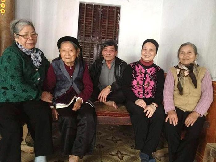 NSND Mẫn Thu (thứ hai từ phải sang) về thăm gia đình ở thôn Trác Bút, thị trấn Chờ, Yên Phong, Bắc Ninh