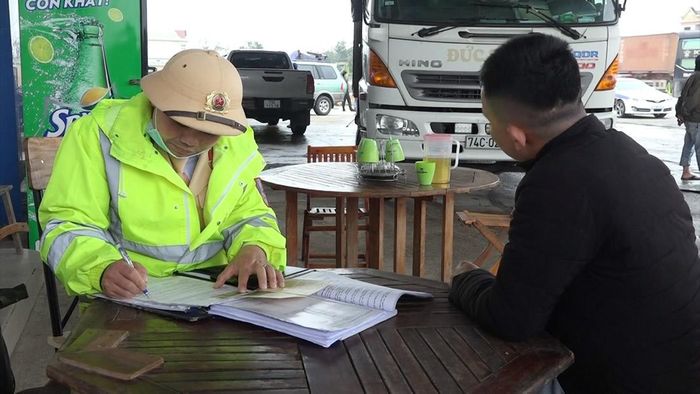 CSGT lập biên bản đối với lái xe chở hàng “lậu”.