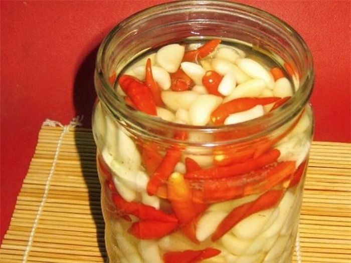 Tỏi và ớt có thể làm chất lượng sữa của mẹ bị giảm sút (Ảnh minh họa)