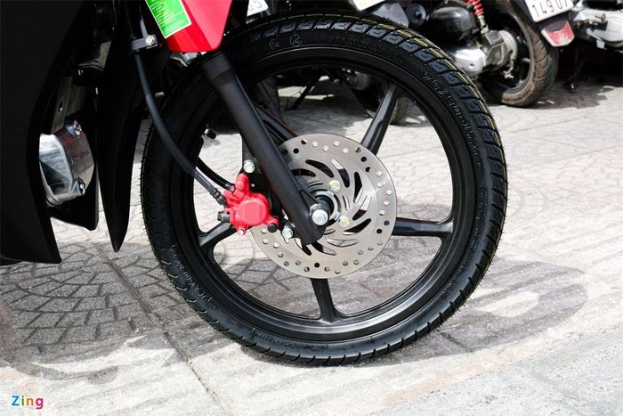 Bánh xe nổi bật với kẹp phanh màu đỏ của Nissin. Mâm xe là loại 5 chấu 17 inch, kích thước lốp trước/sau lần lượt là 70/90 và 80/90.