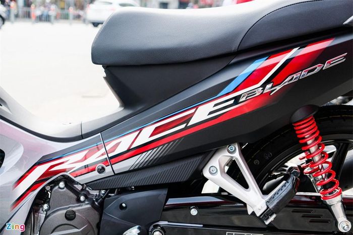 Nhìn từ bên hông, Blade mới được tạo điểm nhấn với dòng chữ Race được in dọc thân xe. Phiên bản thể thao có tên xe dạng 3D, hai phiên bản thấp hơn có phần tên xe được in dạng decal thông thường.