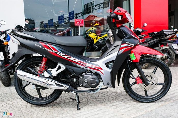 Theo ghi nhận tại cửa hàng Honda trên đường Xô Viết Nghệ Tĩnh (quận Bình Thạnh, TP.HCM), giá bán thực tế của Honda Blade mới dao động 17,9-19,9 triệu đồng, thấp hơn mức đề xuất từ 900.000 đồng đến 1,4 triệu đồng. Trong tháng 11, giá bán của Blade đời cũ cũng thấp hơn giá niêm yết khoảng 1,2 triệu đồng.