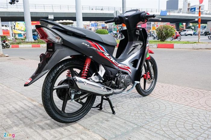 Honda Blade mới vẫn được giữ nguyên thiết kế nhỏ gọn nhưng góc cạnh. Kích thước tổng thể của xe là 1.920 x 702 x 1.075 mm (dài x rộng x cao), tất cả thông số kích thước đều lớn hơn đối thủ Yamaha Sirius (1.890 x 665 x 1.035 mm). Honda Blade phiên bản thể thao có khối lượng 99 kg, nặng hơn Sirius 3kg.
