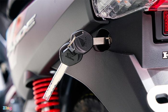 Honda Việt Nam niêm yết giá bán của Blade mới là 18,8 triệu đồng (phiên bản phanh cơ, vành nan hoa), 19,8 triệu đồng (phiên bản phanh đĩa, vành nan hoa) và 21,3 triệu đồng (phiên bản phanh đĩa, vành đúc). Mức giá của Honda Blade bằng với đối thủ Yamaha Sirius.