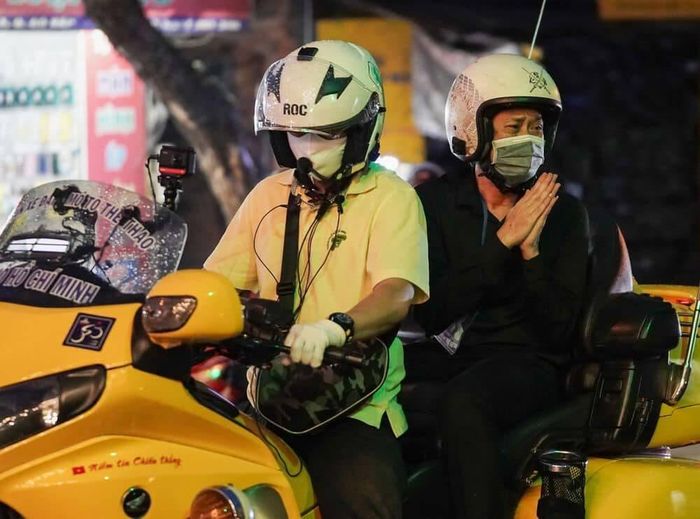 "Anh Hoài Linh còn kể với tôi vì sao lại quỳ lạy trong đám tang anh Chí Tài. Anh bảo tôi: "Em có biết vì sao anh phải chắp tay, cúi sát đất vái lạy khán giả không?
