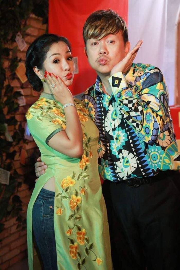 "Mới mấy ngày trước khi anh Chí Tài mất, tôi còn gọi điện nói chuyện với anh. Tôi còn bảo: "Anh Tài ơi, anh hên quá, khôn quá khi về Việt Nam sớm, trước khi bị đóng cửa đường bay. Bây giờ anh ở Việt Nam được hoạt động, làm việc còn em cứ ì ạch ở bên này mãi, chưa về được tới Việt Nam".