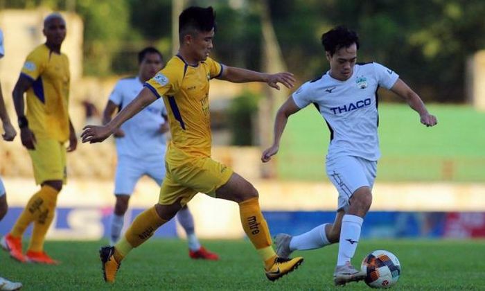 Trận đấu giữa SLNA và HAGL (áo trắng) tại V.League 2020. Ảnh: VPF