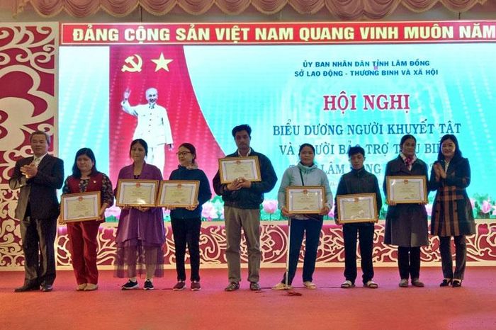 Biểu dương, khen thưởng người khuyết tật và người bảo trợ tiêu biểu