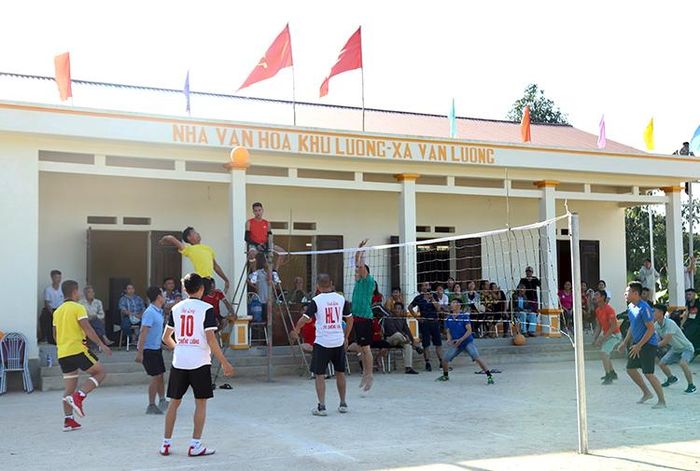 Thi đấu bóng chuyền hơi tại nhà văn hóa khu Luông, xã Văn Luông, huyện Tân Sơn.