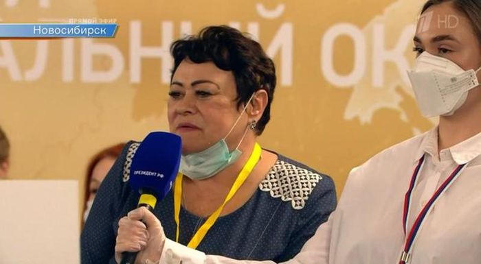 Nhà báo đặt câu hỏi với Tổng thống Nga Vladimir Putin tại cuộc họp báo cuối năm thường niên. Ảnh: TWITTER
