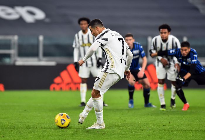 Ronaldo chỉ có 1 lần đưa bóng đi trúng đích, đó là tình huống đá phạt đền ở phút 61. Tuy nhiên, anh không thể đánh lừa Gollini. Thậm chí, cú đá của CR7 còn bị thủ môn đội khách bắt gọn.