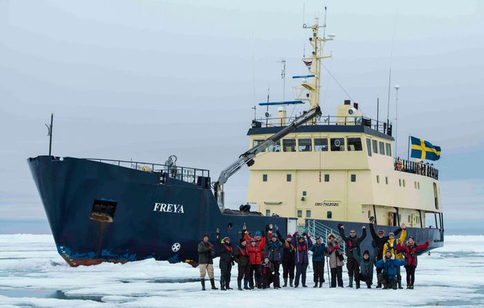  Dù thuộc Na Uy, du khách vẫn có thể đến Svalbard mà không cần xin visa. Tuyến đường phổ biến nhất để tới Svalbard là bay từ Oslo đến Longyearbyen. Nếu muốn đi tàu, bạn phải chờ từ 9-14 ngày vì chỉ có một đoàn tàu thám hiểm duy nhất đến đây. Ảnh: Freya. 