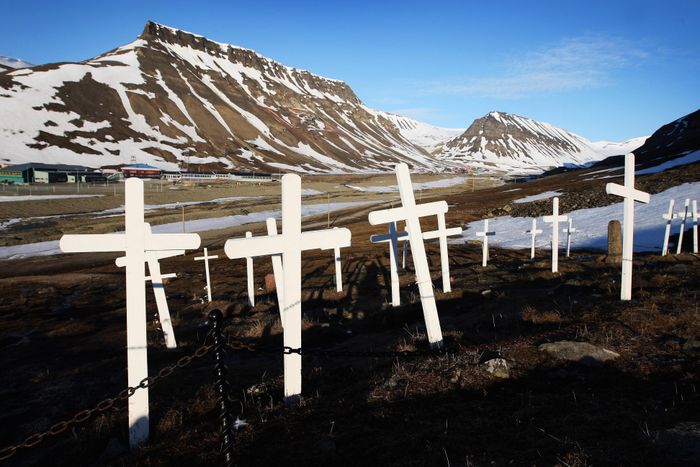  Longyearbyen là trung tâm của Svalbard với khoảng 2.000 người sinh sống. Đây là điểm đến nổi tiếng nhờ điều luật kỳ lạ: cấm chết. Do khí hậu rất lạnh, thi hài người chết thường đóng băng, khó phân hủy, tạo điều kiện cho virus gây bệnh sống sót. Từ thập niên 1950, chính quyền Longyearbyen đã yêu cầu chuyển người bệnh giai đoạn cuối đến Oslo (Na Uy) cách đó khoảng 2.000 km. Ảnh: Mirror. 