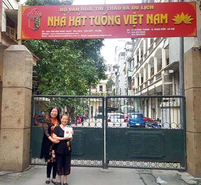 Tác giả và NSND Mẫn Thu (bìa phải) tại cổng Nhà hát Tuồng Việt Nam