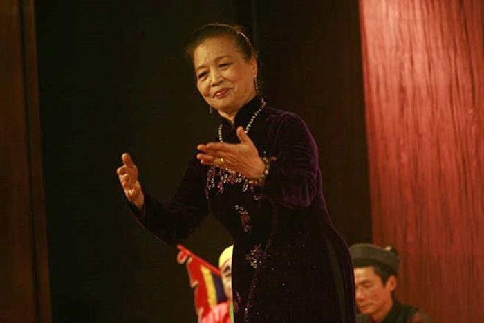 NSND Mẫn Thu say sưa hát tuồng cho công chúng yêu nghệ thuật tuồng. Ảnh Internet 