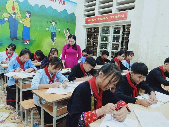 Giờ lên lớp của cô trò học sinh dân tộc vùng cao Ba Chẽ, tỉnh Quảng Ninh
