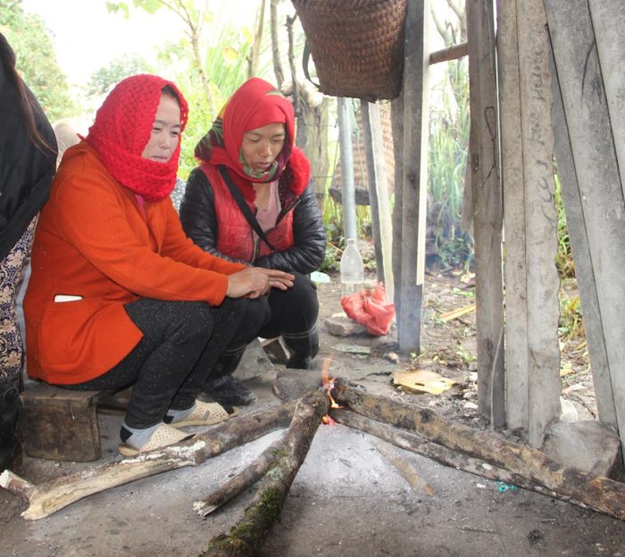 Nhiệt độ xuống thấp, có thời điểm dưới 5 độ C, người dân huyện Kỳ Sơn không thể lên rẫy hay làm việc ngoài trời nên ở nhà đốt bếp lửa sưởi ấm.