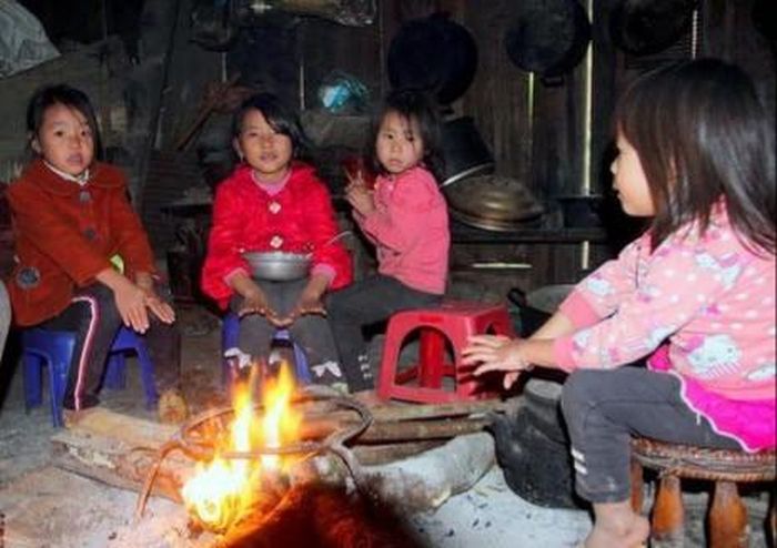 Trong thời điểm không khí lạnh tiếp tục tăng cường, tại huyện Kỳ Sơn, UBND huyện này đã có công điện gửi các xã, trường học đảm bảo ấm, chú ý sức khỏe cho học sinh và người lớn tuổi.