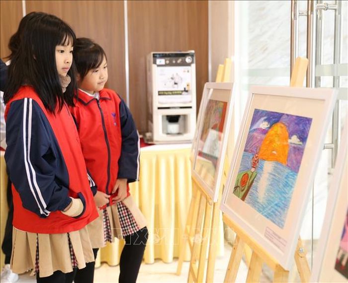 Triển lãm các tác phẩm dự thi tại lễ trao giải. Ảnh: Hoàng Hiếu/TTXVN