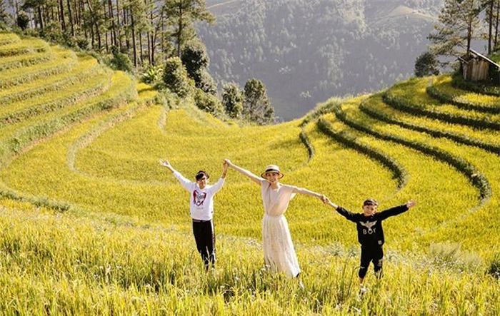 Hoa hậu Việt Nam 1992 cảm thấy may mắn vì kịp tới đây vào cuối mùa lúa chín để ngắm những thửa ruộng bậc thang vào vụ thu hoạch và chụp được nhiều tấm ảnh đẹp làm kỷ niệm.