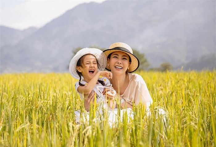 Hà Kiều Anh rạng rỡ vui đùa bên 'công chúa nhỏ'. Với cô, bé Vivian là điều kỳ diệu ông trời đã ban tặng cho vợ chồng cô.
