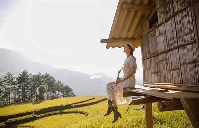 Cô hiện có cuộc sống viên mãn bên ông xã đại gia và ba con ngoan ngoãn, đủ cả 'nếp và tẻ'.