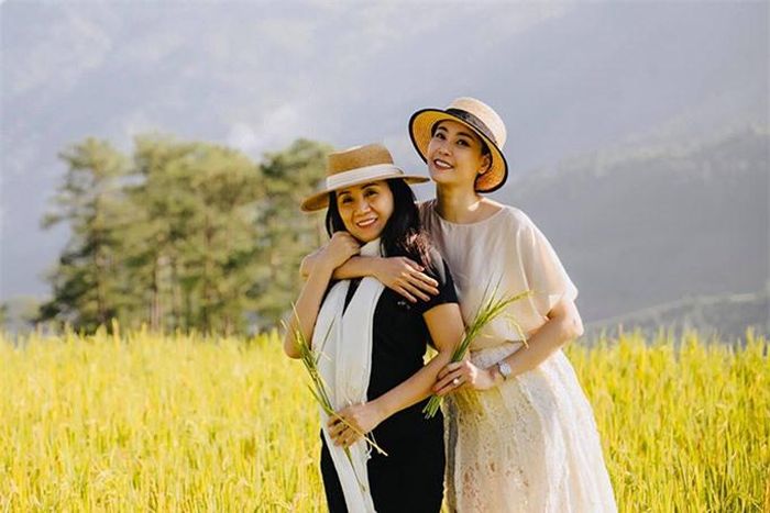 Hoa hậu chụp ảnh cùng một người bạn chung nhóm đi Mù Cang Chải với gia đình cô. Xem bộ ảnh của Hà Kiều Anh, diễn viên Tăng Thanh Hà và nhiều nghệ sĩ xuýt xoa khen ngợi 'cảnh đẹp, người xinh' và nhờ hoa hậu chia sẻ kinh nghiệm du lịch vùng Tây Bắc. Hà Kiều Anh cho biết ở Mù Cang Chải có resort, suối nước nóng tiện cho khách du lịch nghỉ ngơi và tận hưởng những ngày thảnh thơi, sống chậm.