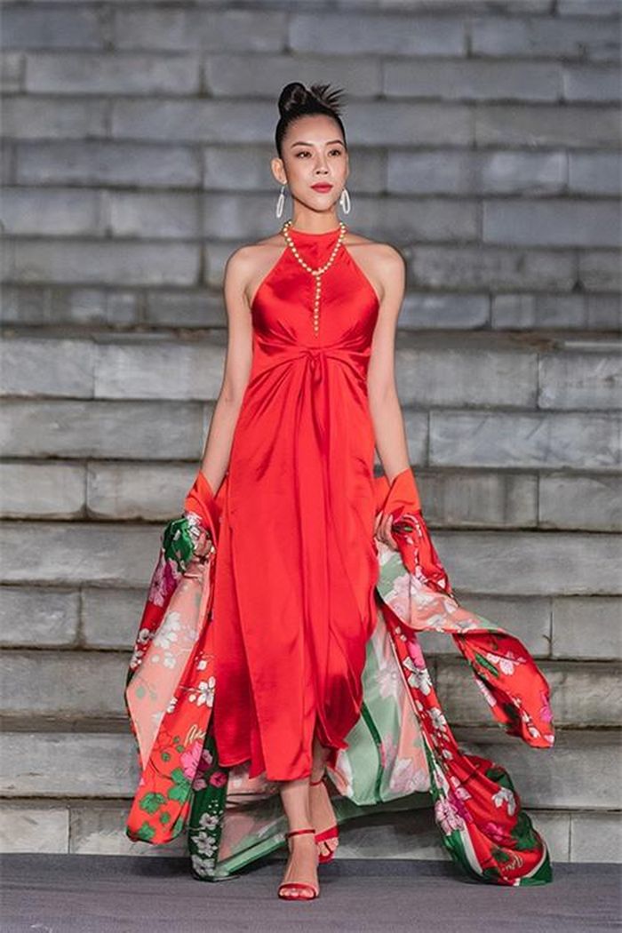 Các chất liệu như lụa Bảo Lộc, chiffon, gấm, tweed được nhà mốt sử dụng để mang tới nhiều mẫu trang phục có tính ứng dụng cao.