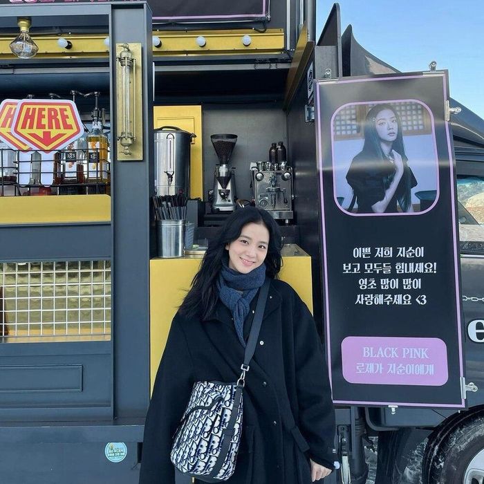 Jisoo chụp ảnh trước xe cà phê mà thành viên cùng nhóm gửi tặng.