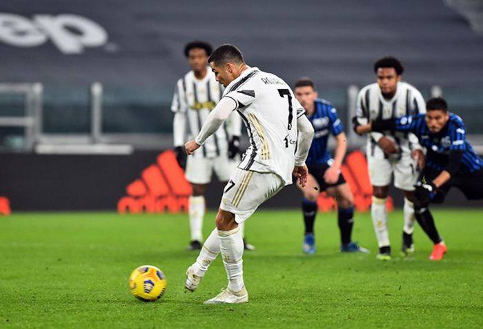 Cú sút 11m hỏng ăn của Ronaldo khiến Juventus bị Atalanta cầm hòa tiếc nuối.