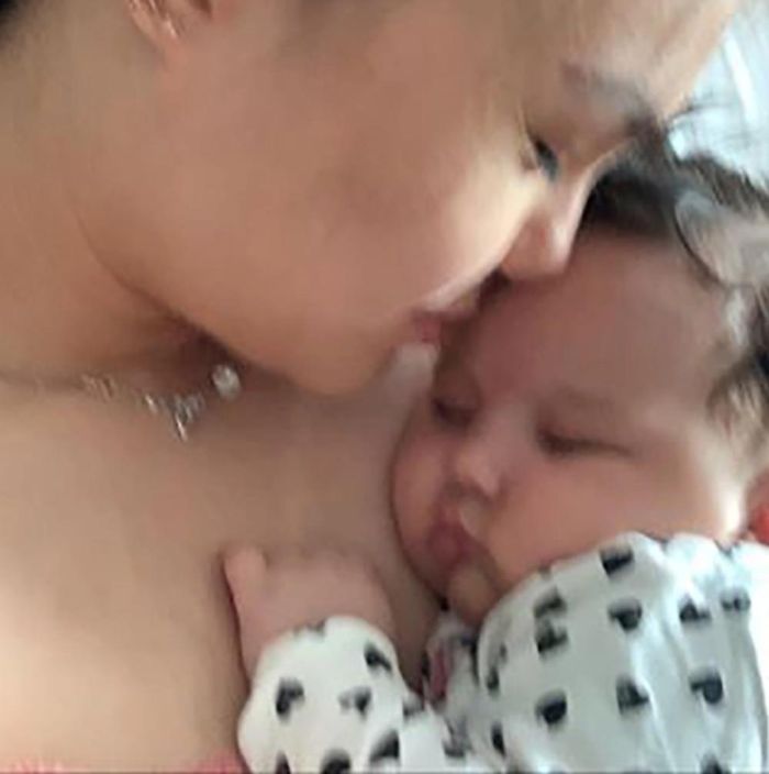 Khi nhân viên y tế đến nơi, họ nhận ra bé gái đáng thương đã chết. 