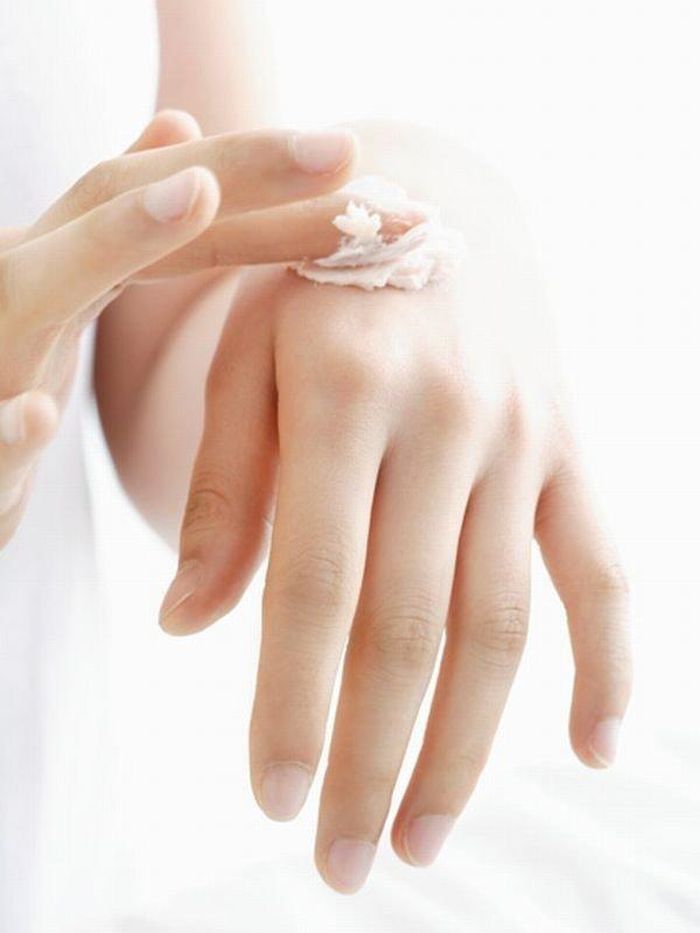 Dùng gel nha đam hay sáp ong để dưỡng ẩm, phục hồi móng tay.