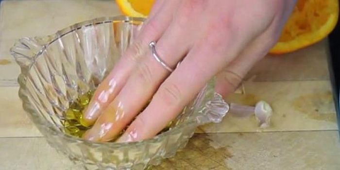 Dầu ô liu giúp móng chắc khỏe, không bị nứt hay gãy.