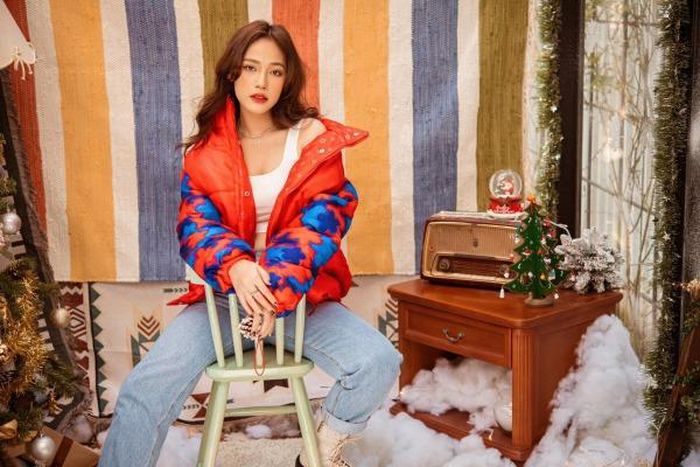 Nữ ca sĩ Cara lại nổi "bần bật" nhờ bộ nail màu xanh lá như cây thông Noel.