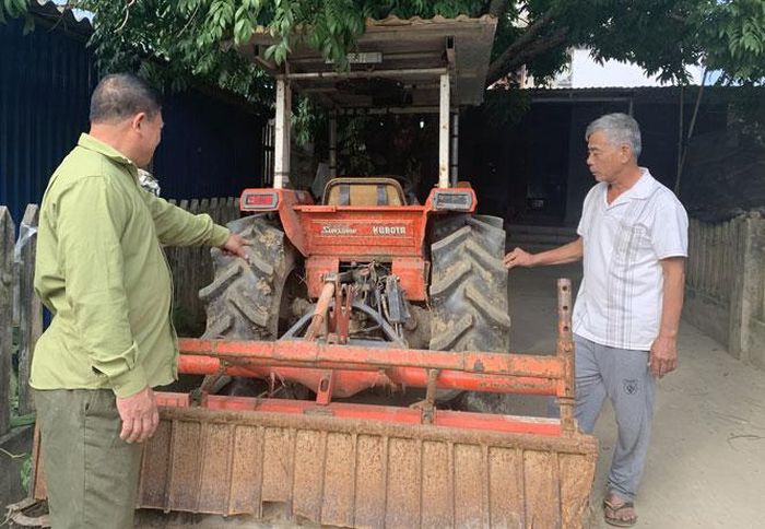 Được vay 50 triệu đồng từ Chương trình cho vay giải quyết việc làm, gia đình ông Vương Xuân Bằng, xóm Huống, xã Huống Thượng, T.P Thái Nguyên đã đầu tư mua máy cày và máy gặt để làm dịch vụ phục vụ bà con trong và ngoài xã.