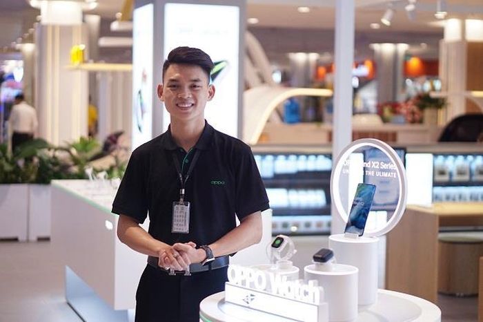 Nhân viên tại OPPO Experience Store.