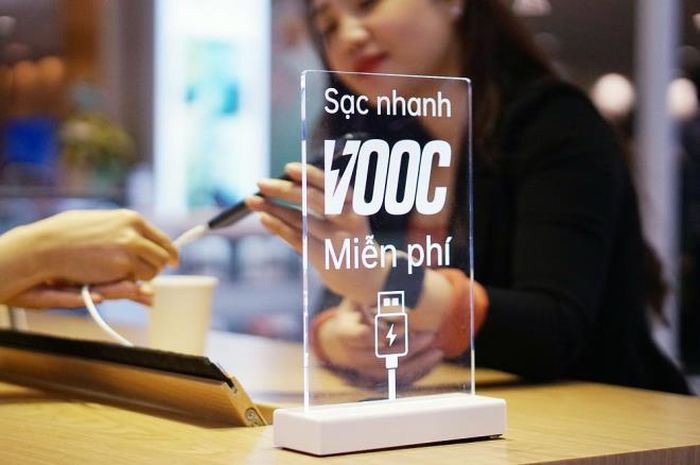 Khu sạc nhanh miễn phí.