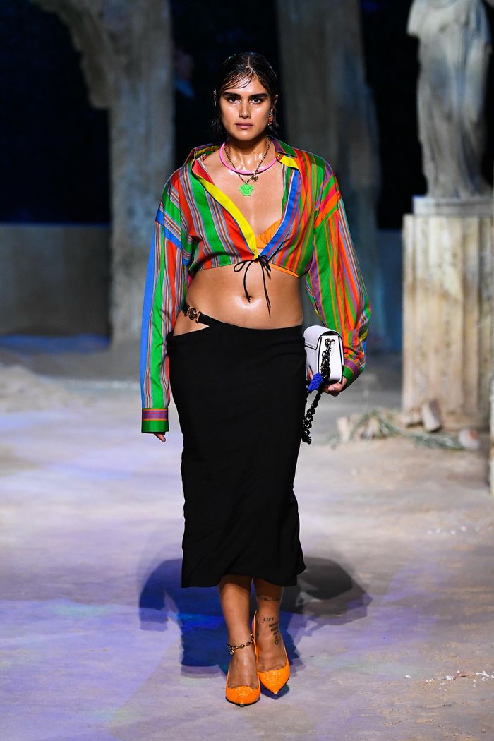  Versace lại có cách cập nhật xu hướng áo crop top bằng tinh thần trẻ trung hơn khi phối nhiều màu sắc với đường kẻ sọc dày và mỏng khác nhau. Cách làm này tạo hiệu ứng thon gọn hơn cho các cô nàng có thân hình mũm mĩm. Ảnh: Vogue. 