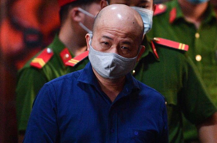  VKSND đề nghị tòa sơ thẩm tuyên Đinh Ngọc Hệ (Út "Trọc") chung thân về tội Lừa đảo chiếm đoạt tài sản, 13-14 năm tù về tội Lợi dụng chức vụ, quyền hạn gây ảnh hưởng đối với người khác để trục lợi. Tổng hợp hình phạt là chung thân. 