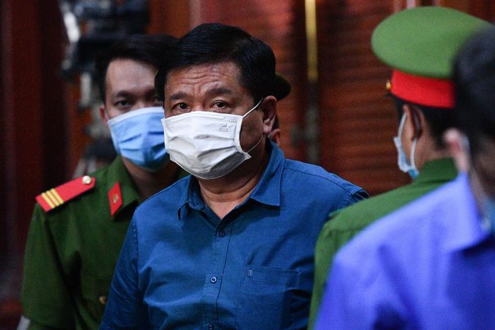  Đối với ông Đinh La Thăng, cơ quan công tố đề nghị HĐXX phạt cựu Bộ trưởng GTVT 11 năm tù về tội Vi phạm quy định về quản lý, sử dụng tài sản Nhà nước gây thất thoát, lãng phí và miễn hình phạt bổ sung. 