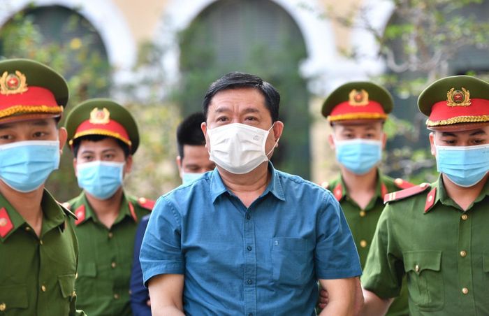  Tại các ngày xét xử trước đó, ông Đinh La Thăng nhiều lần phủ nhận cáo buộc chịu trách nhiệm chính về những sai phạm của các cán bộ tại Bộ GTVT trong việc tổ chức bán đấu giá quyền thu phí tuyến cao tốc TP.HCM - Trung Lương. Bị cáo cho rằng bản thân chỉ chịu trách nhiệm về mặt hành chính với tư cách là người đứng đầu bộ này. 