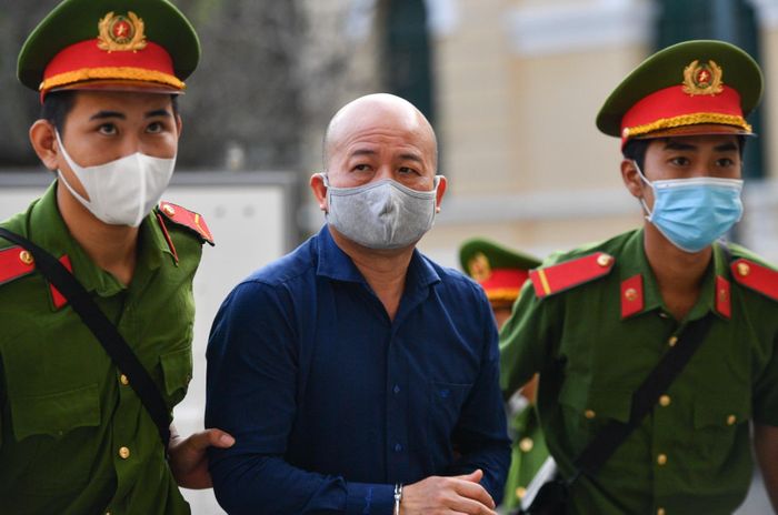  Đinh Ngọc Hệ có tình tiết tăng nặng là dùng thủ đoạn tinh vi, không được áp dụng tình tiết giảm nhẹ. Về nhân thân, Hệ đã lĩnh 12 năm tù trong 2 bản án trước nên cần áp dụng hình phạt nghiêm khắc. 