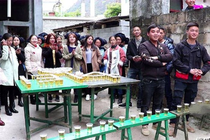 Thử thách uống rượu trong một đám cưới. Ảnh minh họa