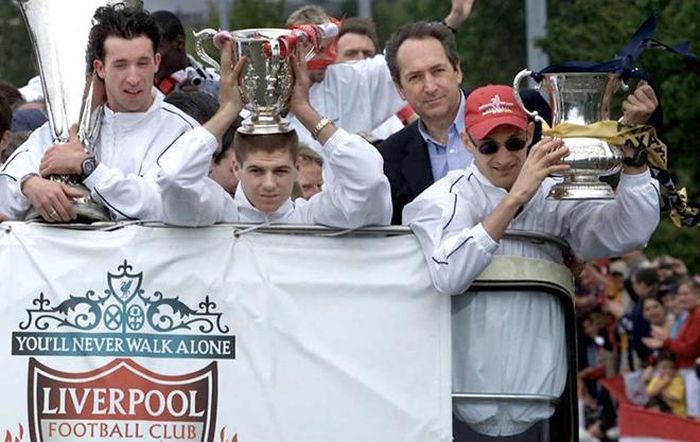 Houllier và các cầu thủ Liverpool ăn mừng mùa giải ăn ba 2000-01