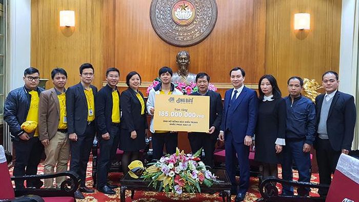 Công Phượng cùng đồng đội có nghĩa cử đẹp hướng về miền Trung. Ảnh: TT