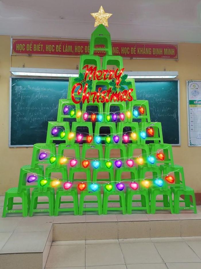 Thành quả sau vài giờ ra chơi kiên trì xếp ghế của tập thể lớp 12M là một cây thông Noel khổng lồ.