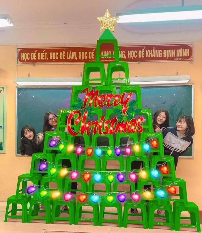 Các thành viên cùng nhau check-in bên cây thông Noel sáng tạo, đầy ý nghĩa và không quên trang trí cho cây thông bằng cách ghép vào ảnh những dây đèn nhấp nháy đầy màu sắc.